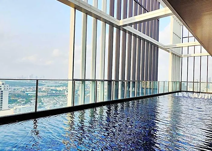 ホテル Rooftop Pool Gym Luxury Cozy 1br 1170@phromphong バンコク都